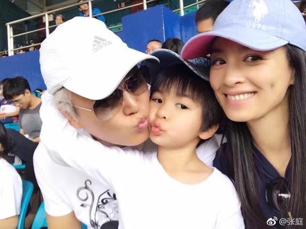 张庭为爱子画作点赞 Anthnoy继承妈妈好基因眉目清秀