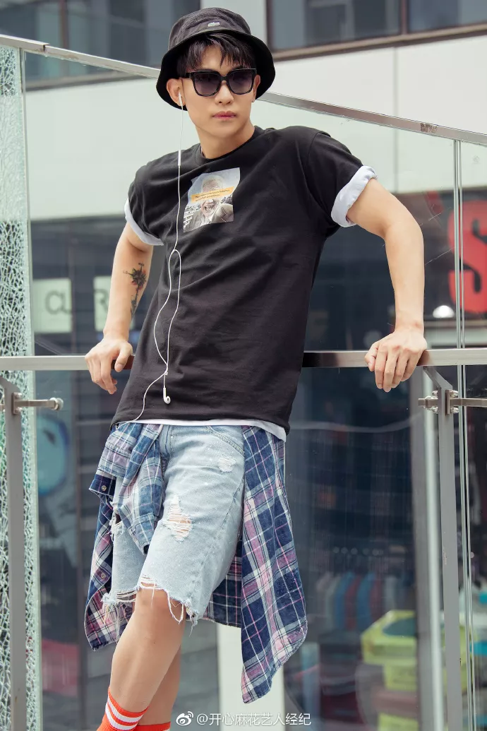 身材好的中年男演员 t0127d4ee6fa73cefcf.webp?size=690x1035