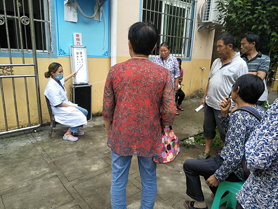 贵阳阳明眼科医院到松烟开展白内障免费筛查活