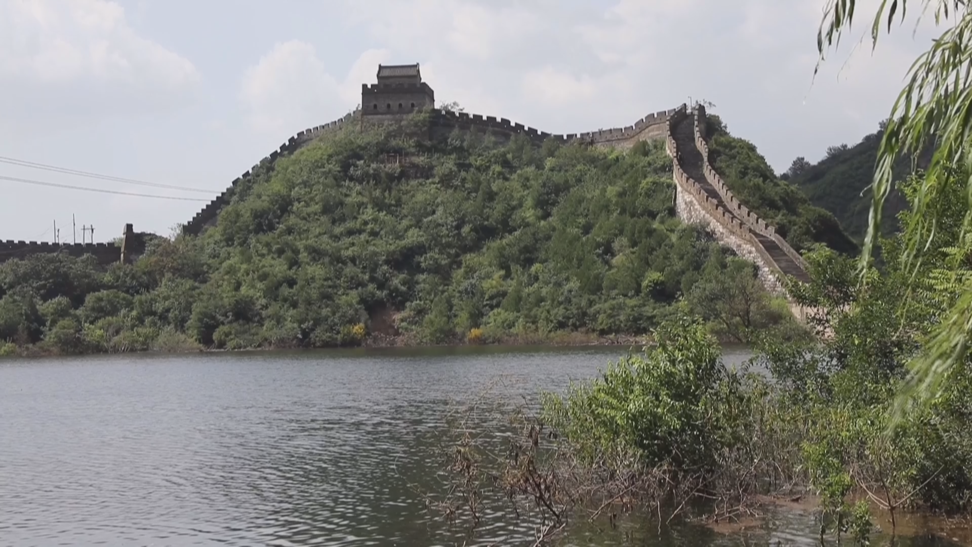 44年来首次满库蓄水 怀柔边坑水库现“碧水映长城”美景