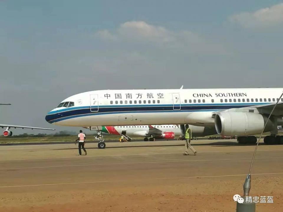停靠在朱巴机场的南航b-2052