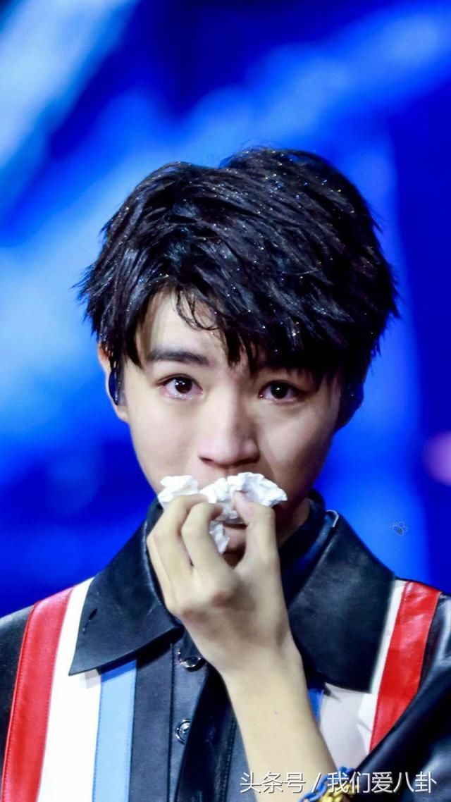 TFBOYS哭的瞬间 王俊凯哭到哽咽,王源强忍泪