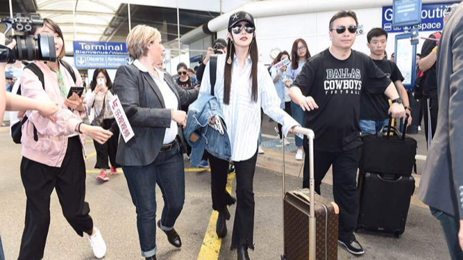 多年“毯星”熬成评委  范冰冰12只行李箱又被喷