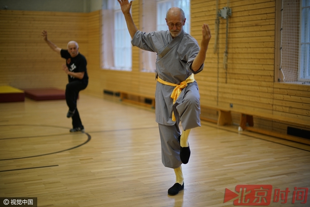 少林文化协会的两名老会员在打太极拳。
