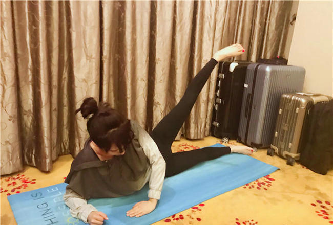 李念酒店练瑜伽 穿紧身裤翘臀尽显