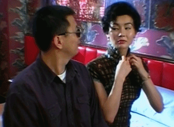 整部电影被王家卫打造出沉闷、压抑的情调，就像主人公烦闷纠结的内心，想不到幕后却这么反差萌，张曼玉对大导做鬼脸。