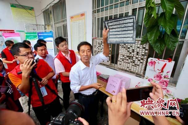 【喜迎十九大 网聚河南扶贫新变化】养蚕脱贫后,他也成了“扶贫人” 【喜迎十九大 网聚河南扶贫新变化】养蚕脱贫后,他也成了“扶贫人”