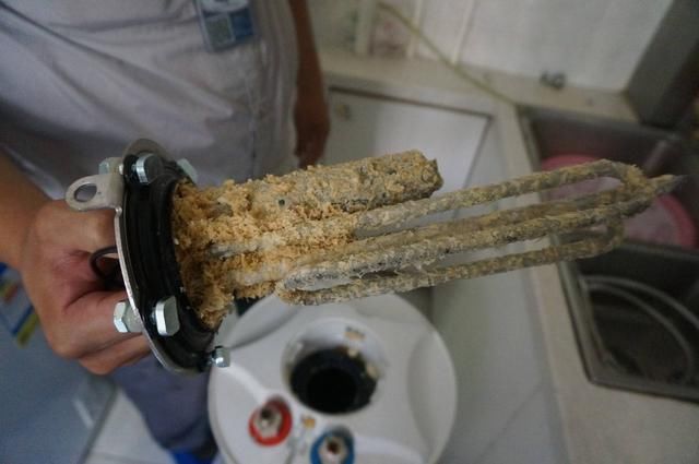电热水器约半年就要清洁一次,你家多久没清洁