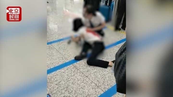 因未赶上列车 深圳北站一女乘客将女客运员刺伤 因未赶上列车 深圳北站一女乘客将女客运员刺伤