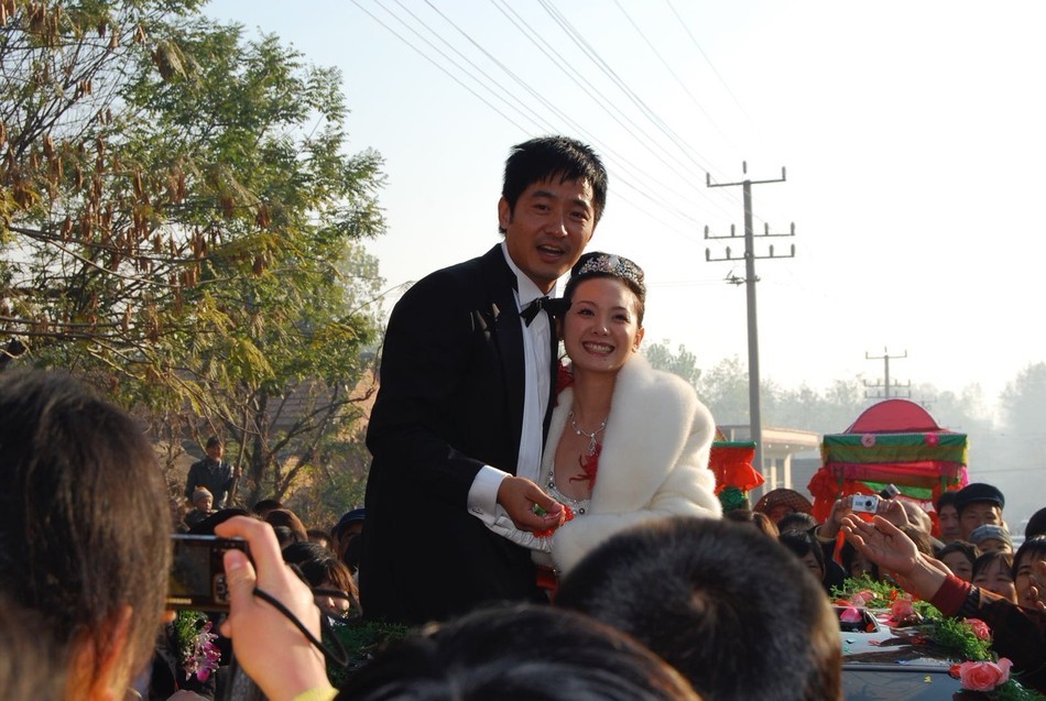 程莉莎郭晓东农村婚礼图曝光 10元红包可吃婚宴流水席