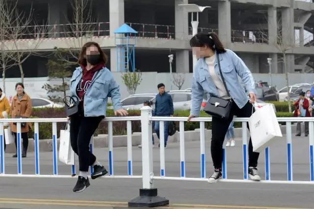 日照这些人翻越隔离护栏被交警曝光!看看都有谁?