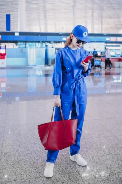 带货女王戚薇现身机场 手持美图T9搭配红包