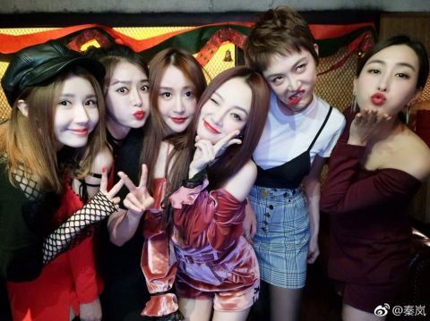 秦岚晒与李小璐马苏等闺蜜聚会照 网友:傻傻分