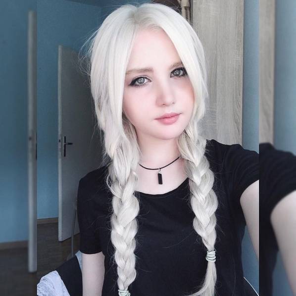 5 / 17
这家手游公司大力推广她跟游戏，很快地游戏就火了起来，妹子也被更多的人知道了。