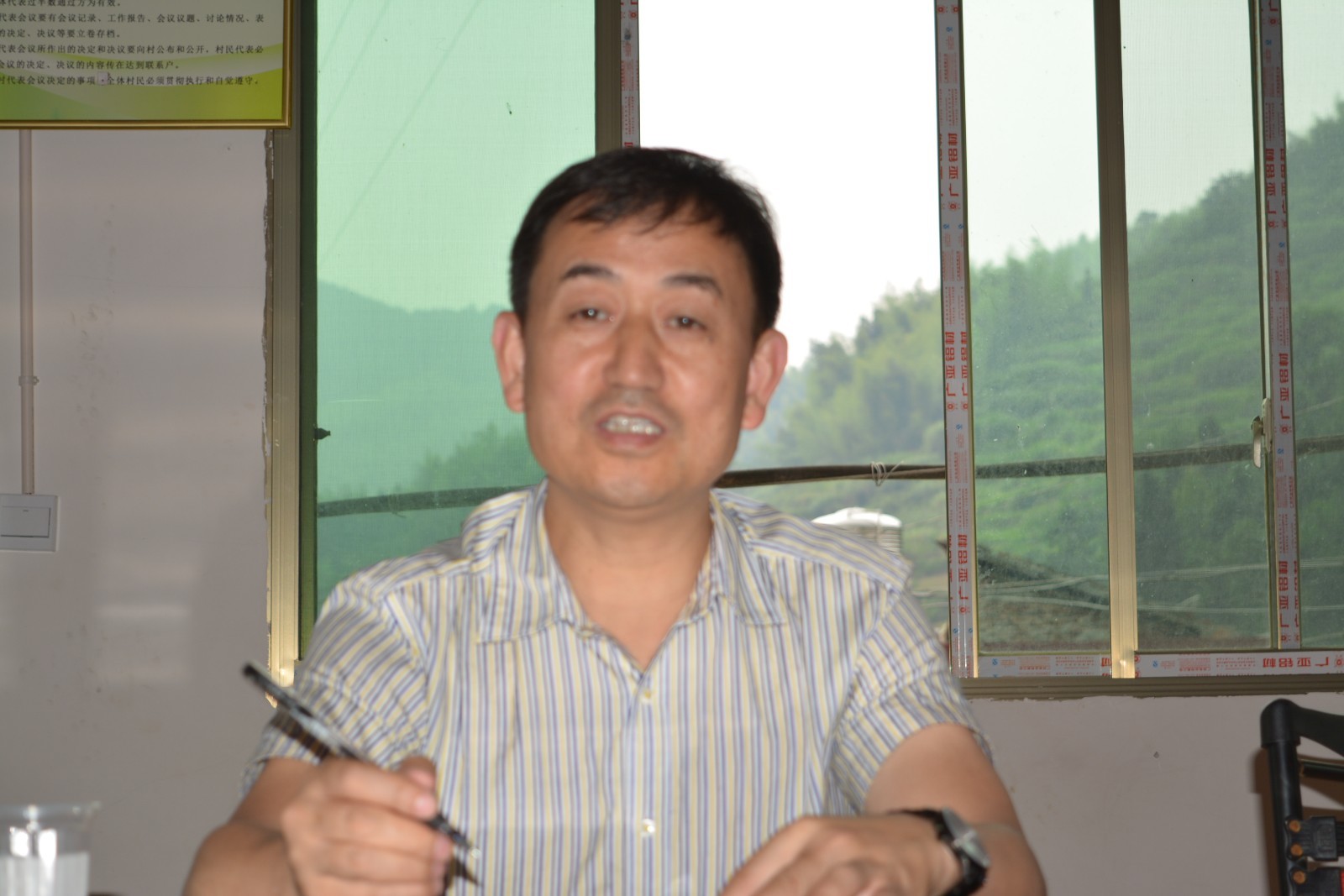 深山探索洞景巧遇县长陈历贤入镇爬山调研精准扶贫工作