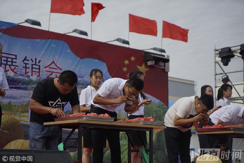 此次趣味吃瓜大赛分为男女互喂组，男子组。女子组，来自瓜州各乡镇的23名男女选手参加了比赛。