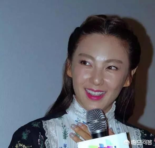 没修图的明星照片曝光,吓死人,在外媒灯光下,一