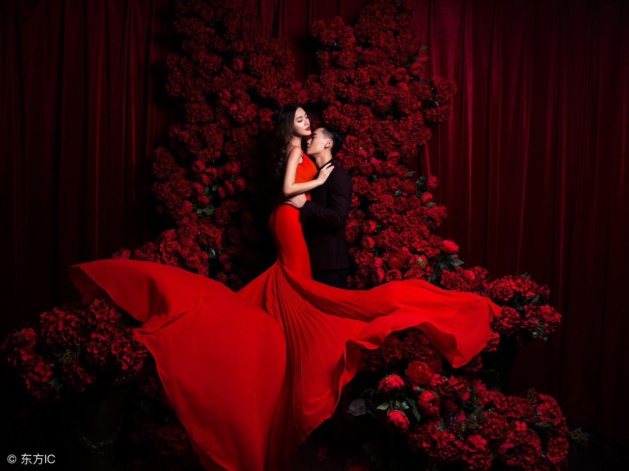 新娘为了省钱在臭水沟庞拍摄婚纱照,还连喝几