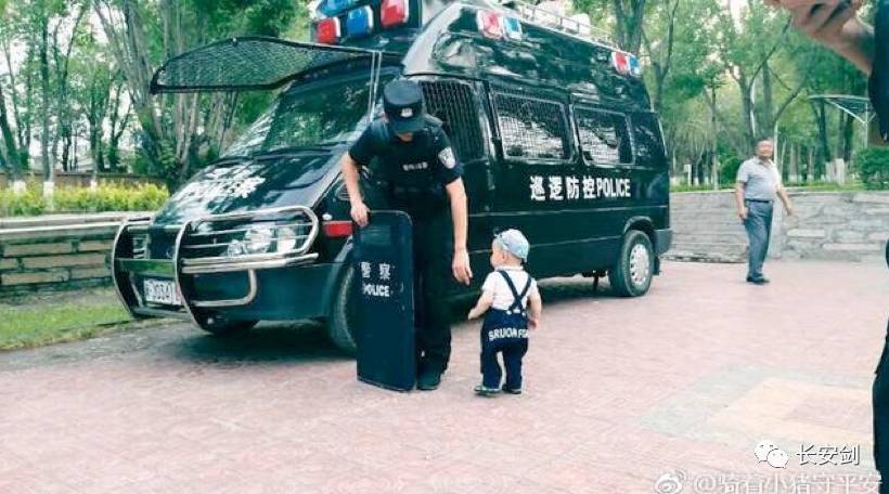 一岁儿子路遇爸爸执勤 求抱抱不成死活拽着盾牌