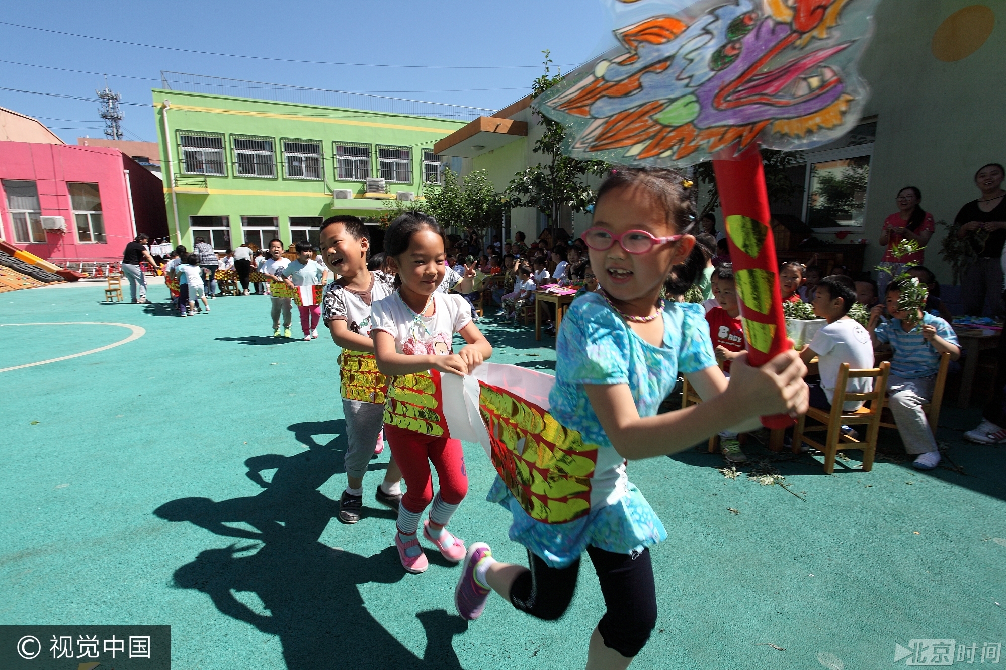 活动现场内容丰富,小孩子们都玩疯了, 孩子们用雄黄酒在小孩脑门上画王字、用艾草编花环、包粽子、制作香囊、画钟馗、赛龙舟等精彩不断, 孩子们的笑声充满着整个校园。