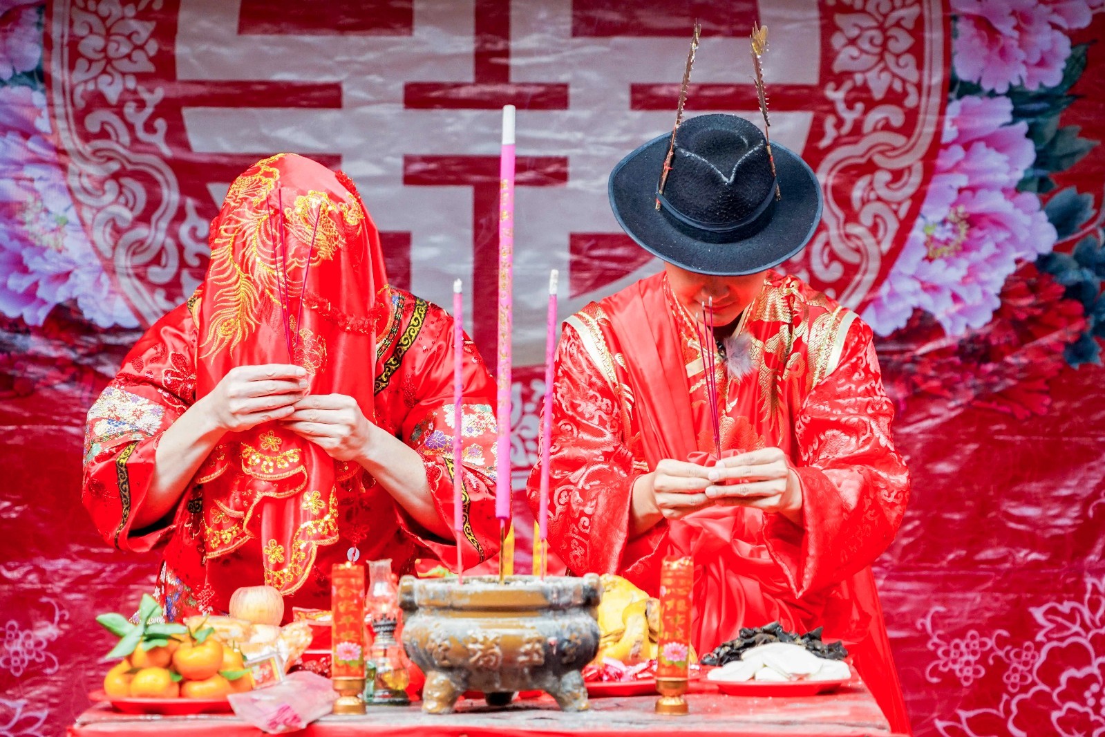 郑嘉颖《好运旅行团》首次穿嫁衣,与田亮体验客家婚礼