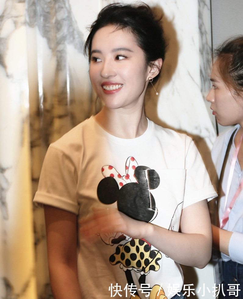 刘亦菲穿的白色T恤好可爱,但穿紧身裤却成小胖