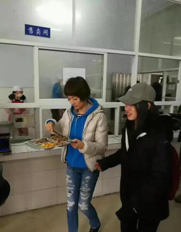 马伊璃走进恩施探访贫困家庭和大病儿童,给学