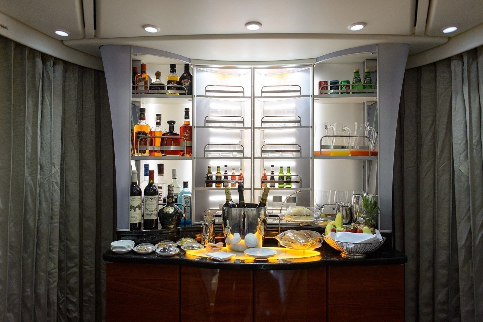 A380客机上的自助酒吧。