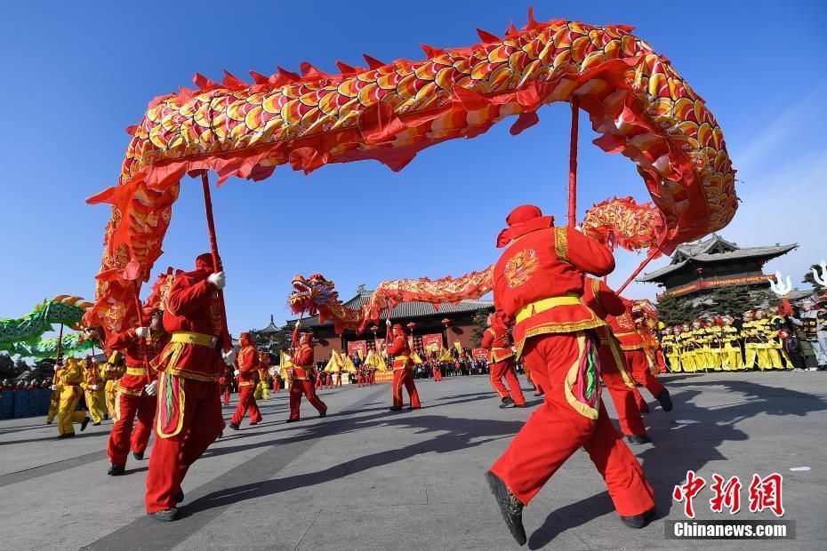 2月22日,山西大同华严寺广场,当地庙会闹红火演绎塞北风情.