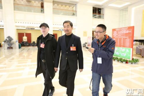 冯小刚、张国立同时现身北京会议中心报到。冯小刚曾被问及当葛优和张国立同时落水先救谁时，他选择了葛优，原因是“张国立比较好哄”，几人关系hin铁！