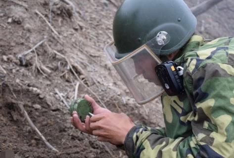 地雷遭炮弹轰炸,为什么不会爆炸,解放军扫雷兵