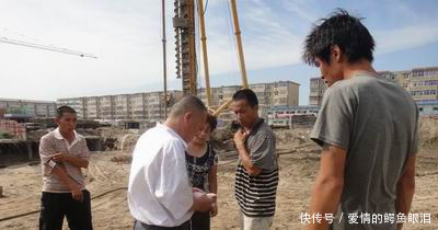 老公下班没换衣服参加同学聚会被讽刺,老板一