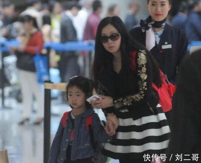看了陶虹女儿的近照,长相一言难尽,网友:徐峥基