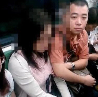 女子地铁上睡觉,男子假装沉思却摸了一路 女子地铁上睡觉,男子假装沉思却摸了一路