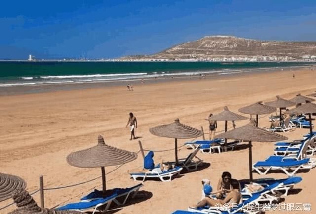 摩洛哥沙滩遍地都是安全套,游客根本无处下脚