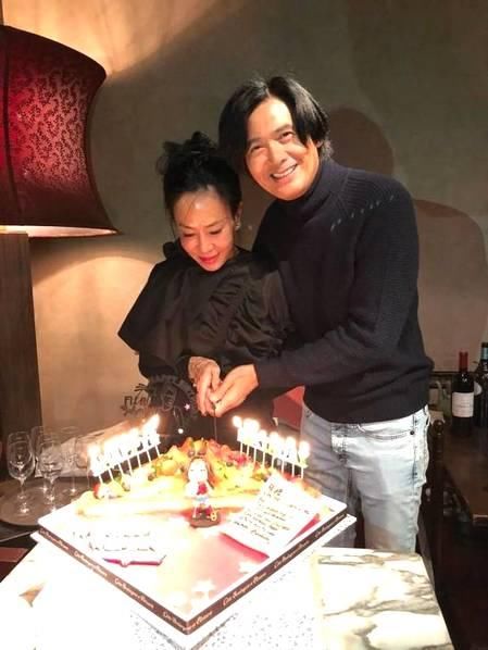 近日,国际影帝周润发为爱妻陈荟莲庆祝58岁的生日,并且叫来一群亲朋