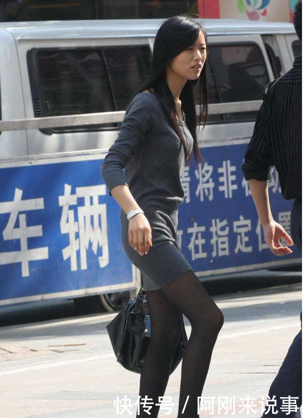 街拍连衣包臀短裙黑丝袜大长腿美女姐姐