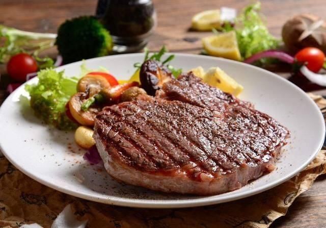 三岁小孩吃牛排,服务员问几分熟,男孩的回答亮