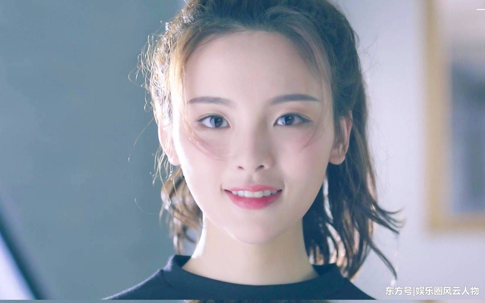 在《创造101》这个节目中,除了杨超越是受人争议的,还有一个小姐姐是