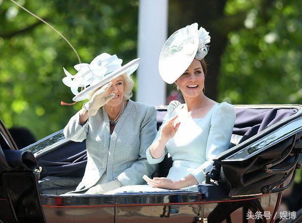 凯特王妃和卡米拉同坐马车出席阅兵仪式,却全程被凯特抢镜