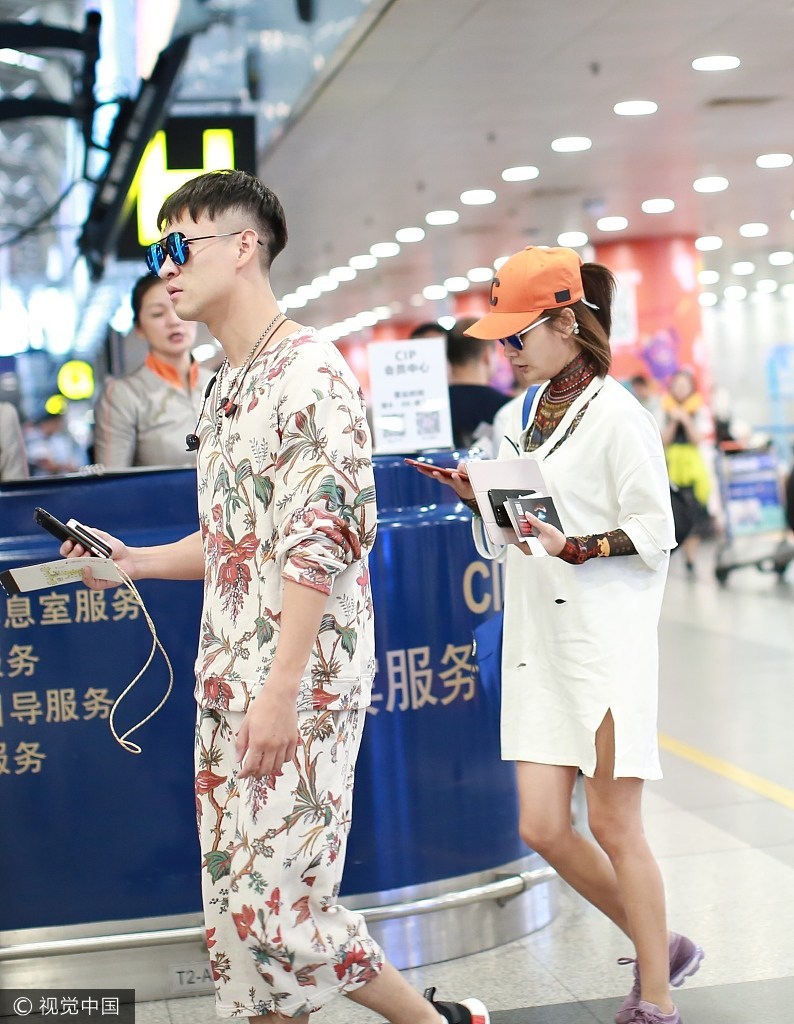 曹云金携新欢"林华华" 现身 似度假归来