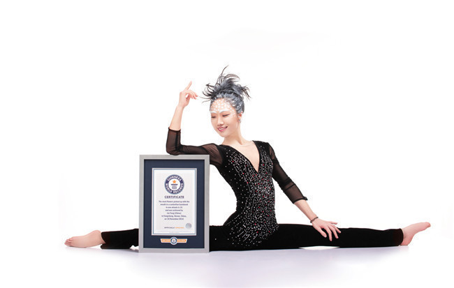 柔术美女拍形象照秀逆天柔韧 与认证书完美融合 柔术美女拍形象照秀逆天柔韧 与认证书完美融合