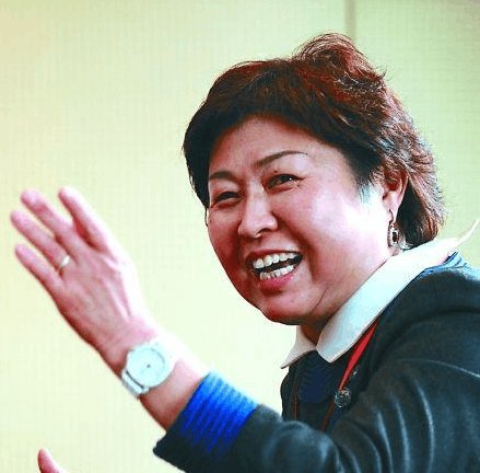 她是中国第一位女首富, 身价790亿, 却早已移民美国