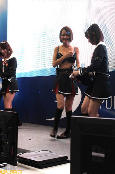 近日，在日本东京的电竞展上，某游戏商在展台活动中召集了几位身材傲人的电竞美女助阵，活动现场大玩撕衣游戏，场面吸睛无数。网友叹中国的Showgirl看来又输了。