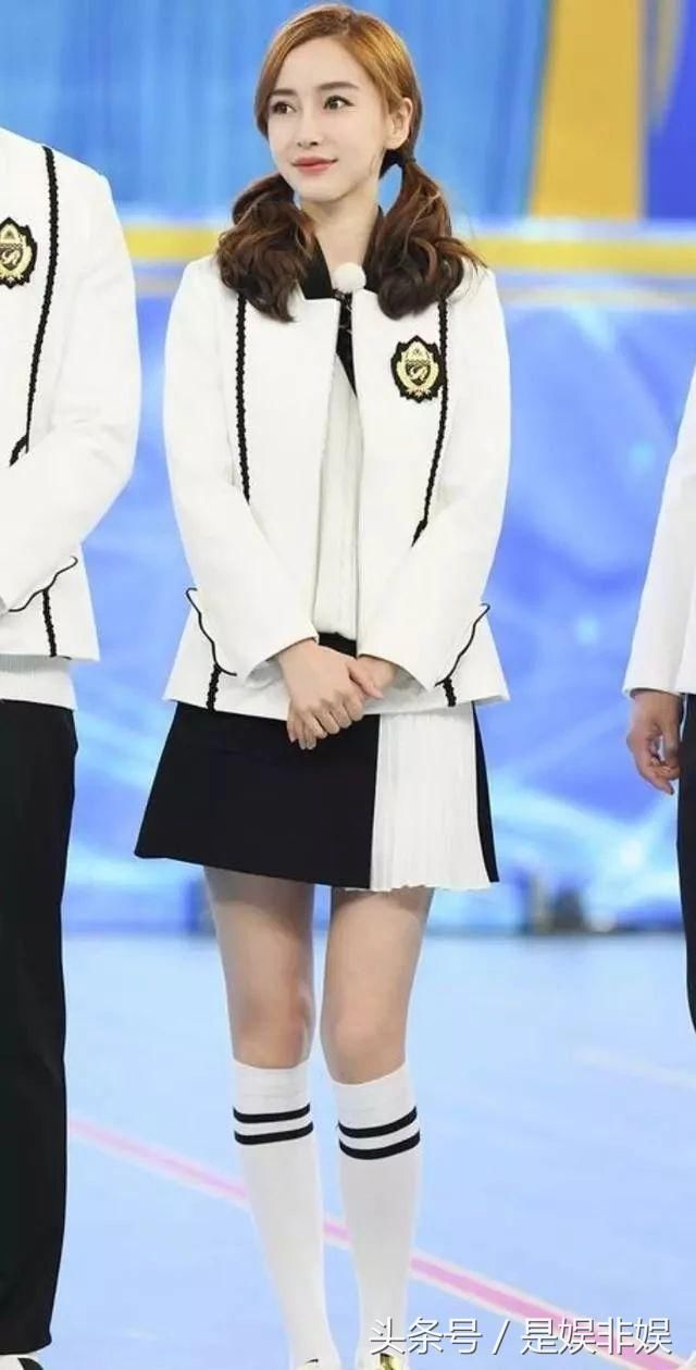 女星爱袜子外穿:杨幂杨颖时髦,鞠婧祎罕见,我就