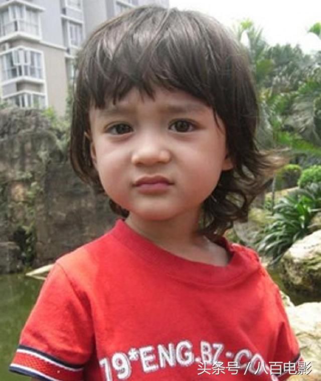 昔日受成龙古天乐团宠的童星,如今不仅没长残还成了"小正太"