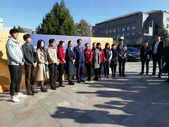 到访北大：
安倍26号出席了在北京大学举行的座谈会，他表示，希望学生到日本来接触动漫等日本文化，呼吁他们积极访日。