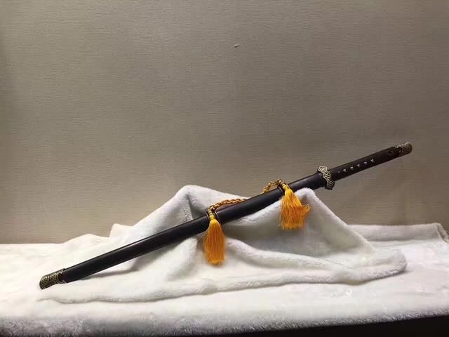 唐刀,其狭直刀身,小镡,长柄(可双手握持)的形制.