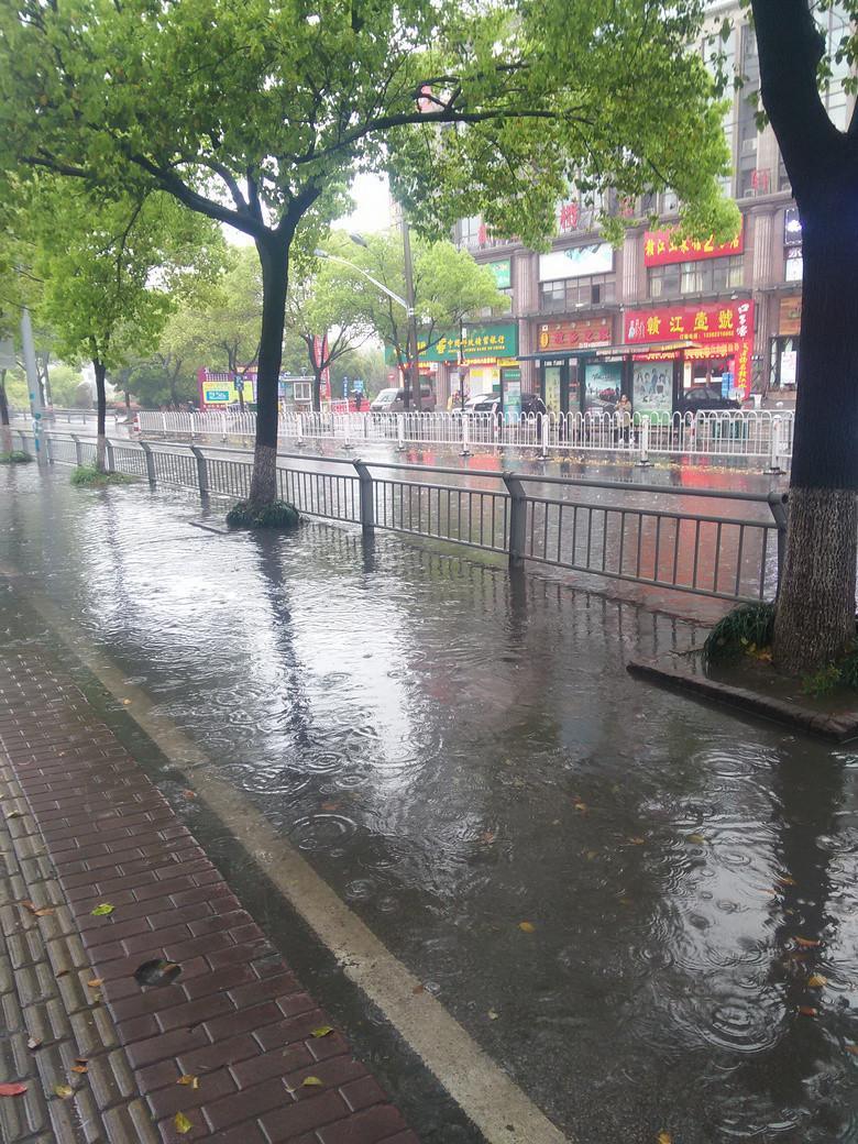 嘉興下雨天,小轎車打滑撞斷橋墩