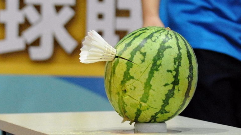 劈西瓜碎木板 羽毛球威力竟然这么大!